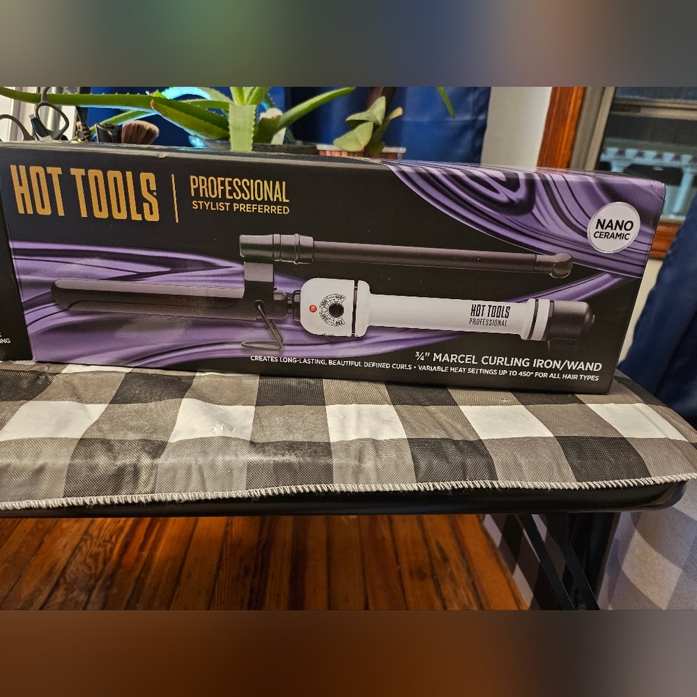 Hot Tools 3/4 Nano Ceramic curling iron.